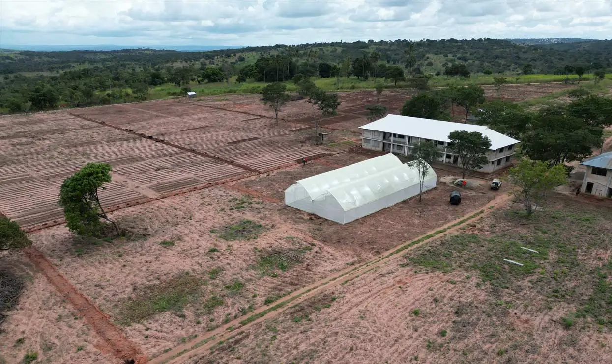 Agricultural school Tanzania - Large agricultural area."