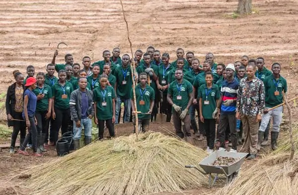 Agricultural school Tanzania - Group picture of pupils planting trees